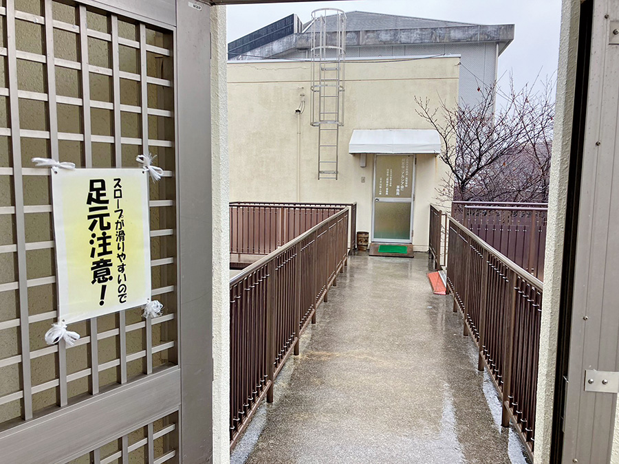 屋根が無い、水たまり状況