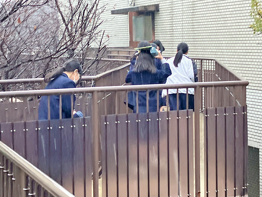 降雨時は生徒が雨に濡れながら移動